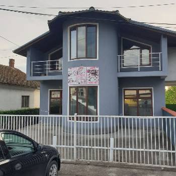 Izdajem lokale ili celu zgradu u Sremcici