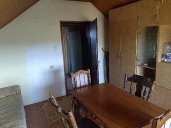 Izdajem namešteno potkrovlje kuće od 30m² u Krnjači sa sobom za spavanje, kuhinjom i špajzom