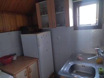 Izdajem namešteno potkrovlje kuće od 30m² u Krnjači sa sobom za spavanje, kuhinjom i špajzom