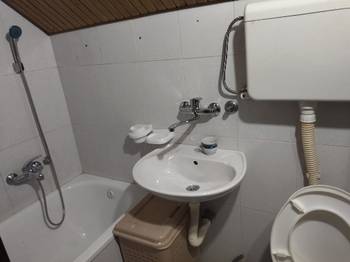 Izdajem namešteno potkrovlje kuće od 30m² u Krnjači sa sobom za spavanje, kuhinjom i špajzom