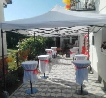 Iznajmljivanje barskih stolova i pagoda