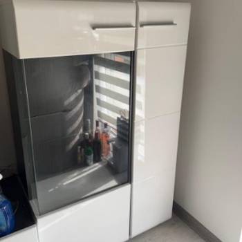 Prodaje se TV komoda sa 2 vetrine
