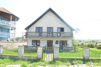 Kuća na 2 etaze u blizini centra Uba