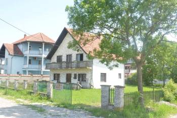 Kuća na 2 etaze u blizini centra Uba