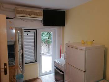 Izdajem cetvorokrevetni studio-apartman u Djenovicima
