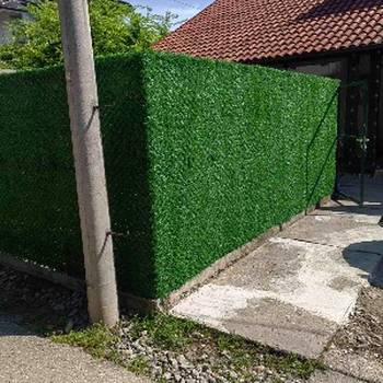 Ograda od zelene veštacke trave