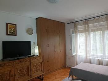 Izdajem renoviran 1.0 stan u Paviljonima, 35 m2.