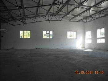 Izdajem halu 1000 m2 plus poslovni prostor 200 m2