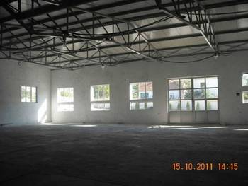 Izdajem halu 1000 m2 plus poslovni prostor 200 m2