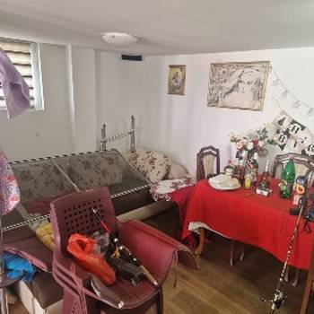Splav na metalnim i plastičnim pontonima na početku savskog nasipa prema Galovici