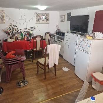 Splav na metalnim i plastičnim pontonima na početku savskog nasipa prema Galovici