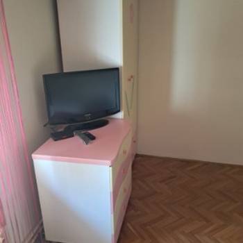 Izdajem sobu na Bežanijskoj Kosi, Novi Beograd