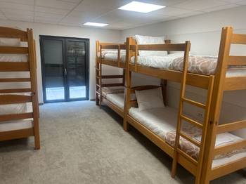 Izdajem sobe u Borči - hostelski tip smeštaja