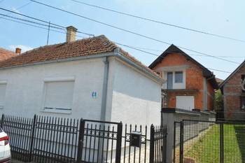 Useljive 2 kuce u blizini centra Uba