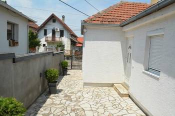 Useljive 2 kuce u blizini centra Uba