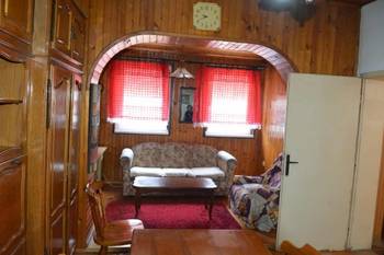 Useljive 2 kuce u blizini centra Uba