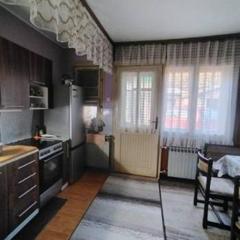 Useljiva kuća u blizini centra Uba 120 m2