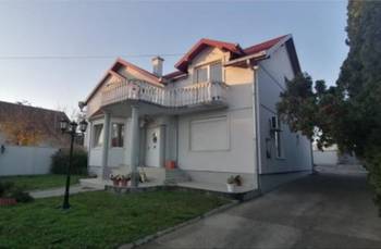 Na prodaju – Prostrana porodična kuća u mirnom delu Beške