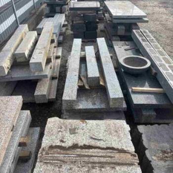 Na prodaju 30 m3 granitnih ploca, stubova