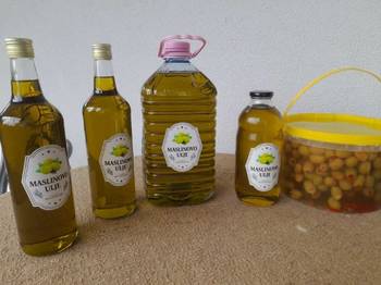 Domace maslinovo ulje i masline