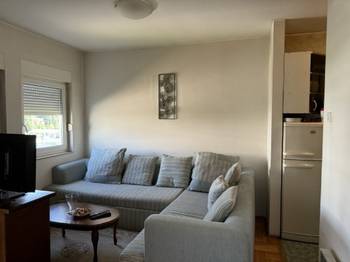 Vlasnik izdaje nameštenu garsonjeru, 30 kvm, na III spratu od III (nije potkrovlje) na duži period