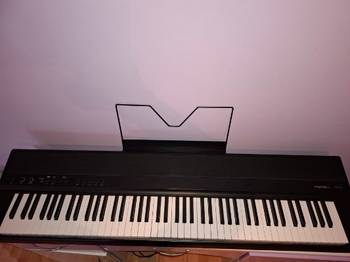 Na prodaju električni klavir, medeli SP201