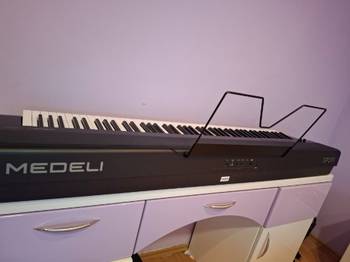 Na prodaju električni klavir, medeli SP201