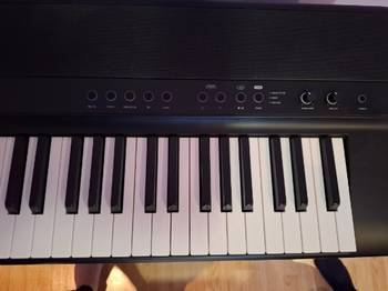 Na prodaju električni klavir, medeli SP201