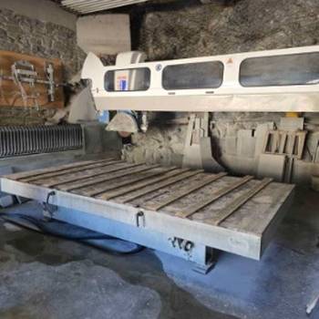 Prodajem vecu kolicinu poliranih granitnih ploca 2cm 3cm dosta alata, freza, viljuskara