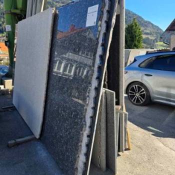 Prodajem vecu kolicinu poliranih granitnih ploca 2cm 3cm dosta alata, freza, viljuskara