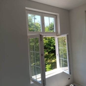 Na prodaju 1 okrugli prozor I kvalitetni drveni