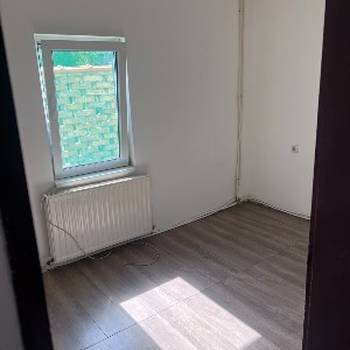Izdajem kuću u Zemunu, na odličnoj lokaciji, u ulici Mozerova