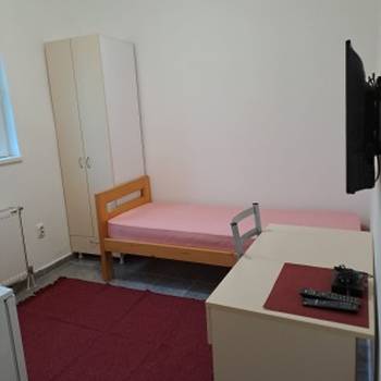 Zemun, Nova Galenika, izdajem sobu za zaposlenu osobu
