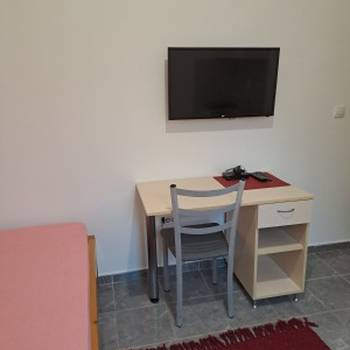 Zemun, Nova Galenika, izdajem sobu za zaposlenu osobu