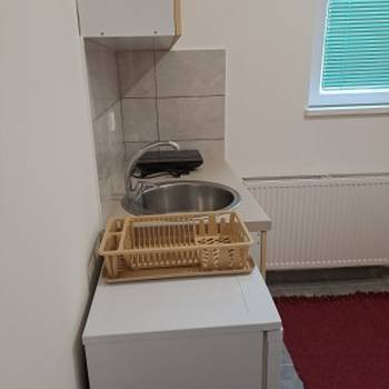 Zemun, Nova Galenika, izdajem sobu za zaposlenu osobu